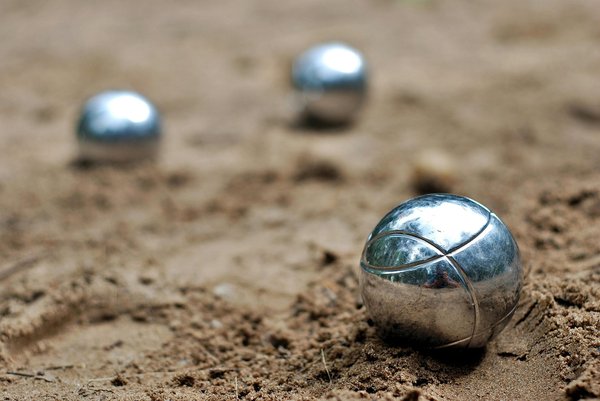 Comment choisir la boule de pétanque idéale pour débuter ?